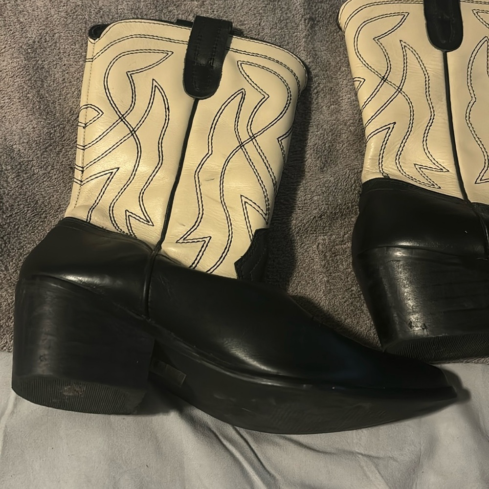 Size 6 women’s  tan and black cowboy boot